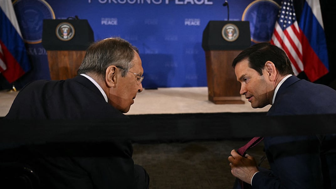 Держсекретар США Марко Рубіо та глава МЗС рф Сергій Лавров спілкуються під час саміту на Алясці в серпні 2025 року