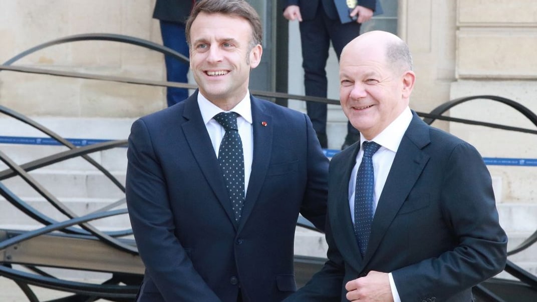 Президент Франции Эмманюэль Макрон и канцлер Германии Олаф Шольц перед экстренным саммитом в Париже, 17 февраля 2025 года