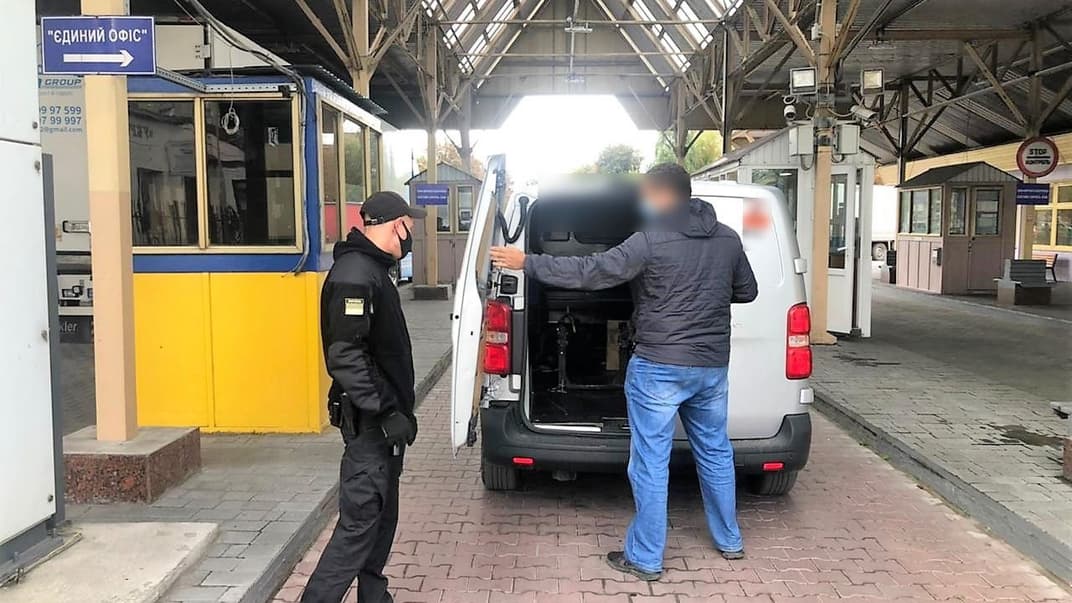 Прикордонники затримують громадянина Молдови, який прикрасив своє авто «георгіївською» стрічкою, Вінницька область, 22 вересня 2021 року