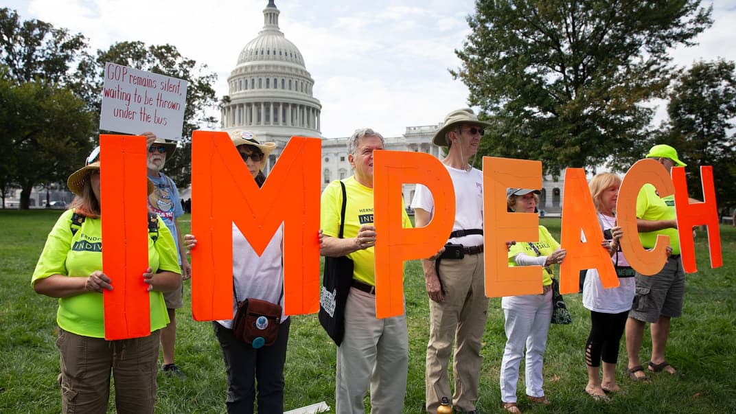 Сторонники импичмента президента США Трампа вышли на акцию у Белого дома на Капитолийском холме в Вашингтоне, 26 сентября 2019 года