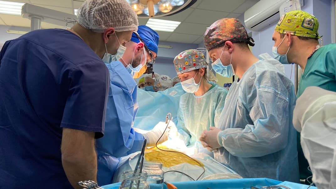 Лікарі під час проведення трансплантації