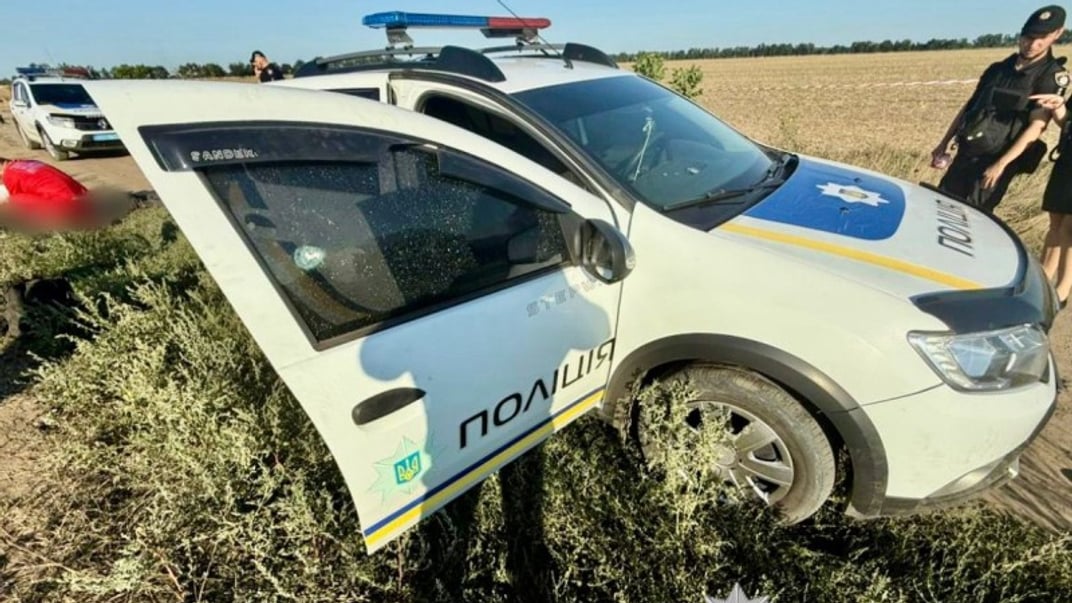 Службовий автомобіль поліціянтів, на яких напали на околиці Ізмаїла