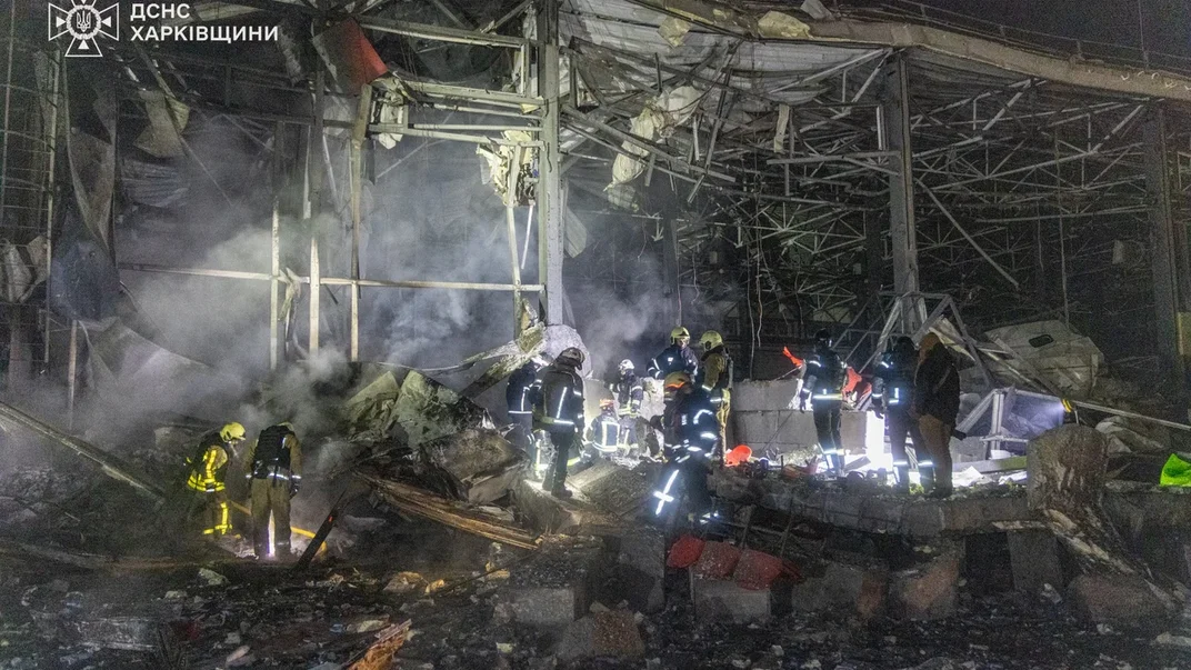 Рятувальники на місці російського удару у передмісті Харкова, 13 січня 2026 року