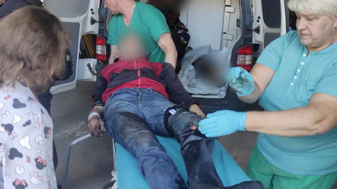 Медики надають допомогу пораненому унаслідок російського обстрілу, 26 вересня 2024 року