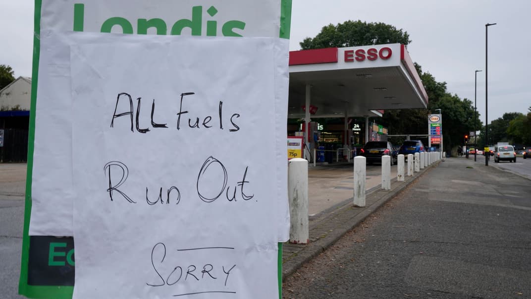 Предупреждение о том, что топливо закончилось, около въезда на автозаправочную станцию в Лондоне, 30 сентября 2021 года