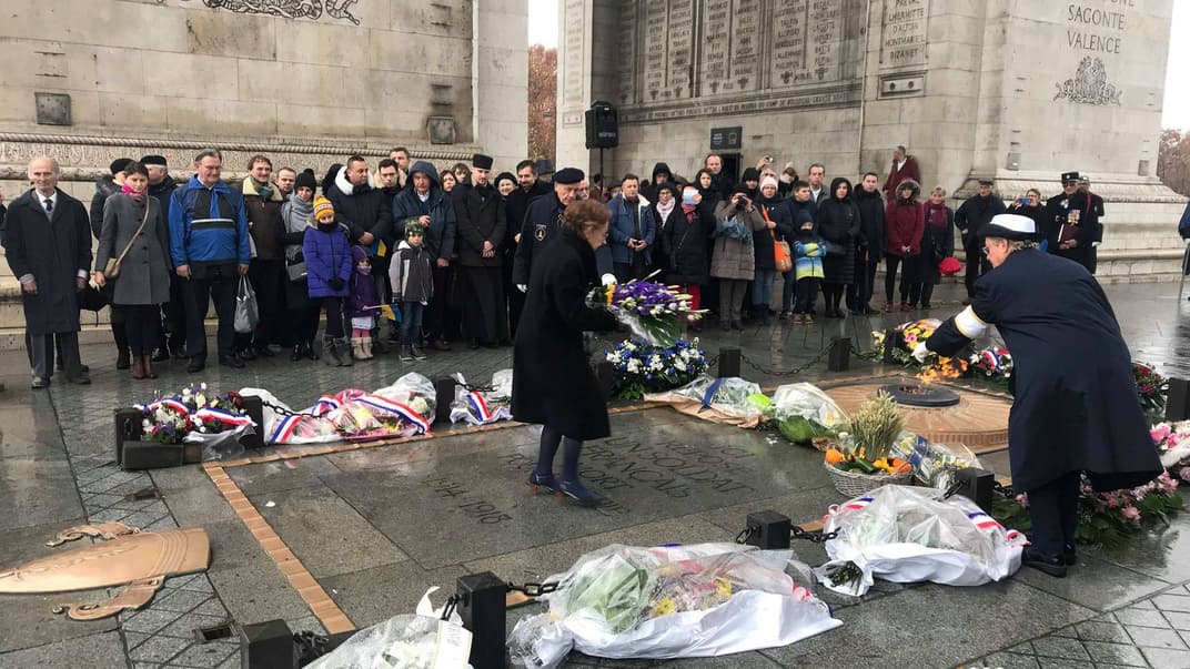 Квіти покладали представники громадських організацій, які були засновані у Франції українцями та французами українського походження