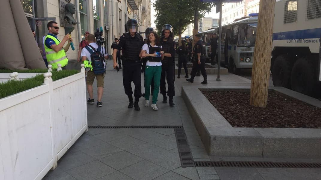 Затримання дівчини, яка читала росгвардійцям Конституцію Росії