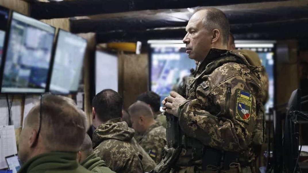 Генерал Александр Сырский с военными