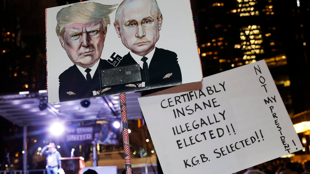 Иллюстративное фото. Протестующие держат плакаты в ожидании начала антитрамповского митинга перед отелем Trump International, январь 2017 года