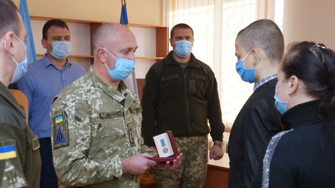 Полковник Андрей Бережной вручил государственные награды семьям погибших членов экипажа Ан-26, Чугуев, 21 октября 2020 года