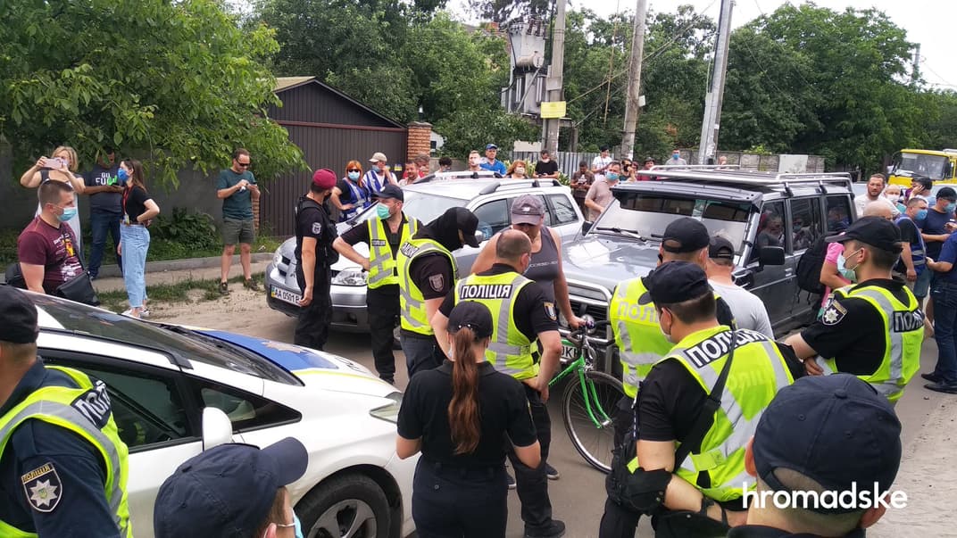 На Русановских садах местные жители выступают против строительства съезда с Подольско-Воскресенского моста, Киев, 19 июня 2020 года