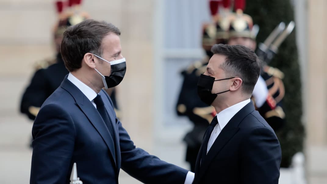 Президент Франции Эмманюэль Макрон приветствует президента Украины Владимира Зеленского в Елисейском дворце в Париже, 16 апреля 2021 года