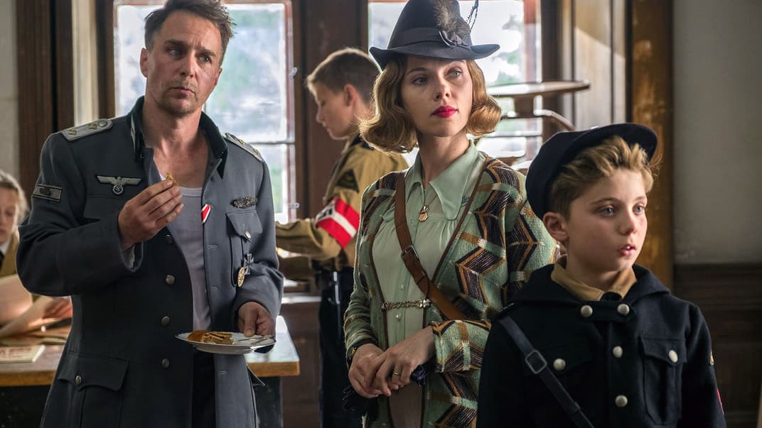 Кадр з фільму «Кролик Джоджо» режисера Тайки Вайтіті. Стрічка буде змагатись за приз у номінації «Найкращий фільм», а акторка Скарлетт Йоханссон (в центрі), в ролі мами головного героя, претендує на нагороду в номінації «Найкраща жіноча роль другого плану»