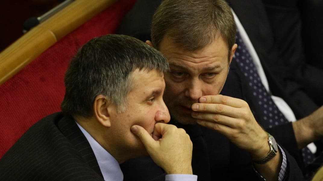 Арсен Аваков (слева) и Виталий Данилов на заседании парламента в Киеве, 25 декабря 2012 года