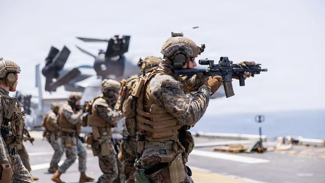 Ілюстративне фото. Морські піхотинці США на борту десантного корабля класу «Америка» USS Tripoli (LHA 7) в Аравійському морі, 2 квітня