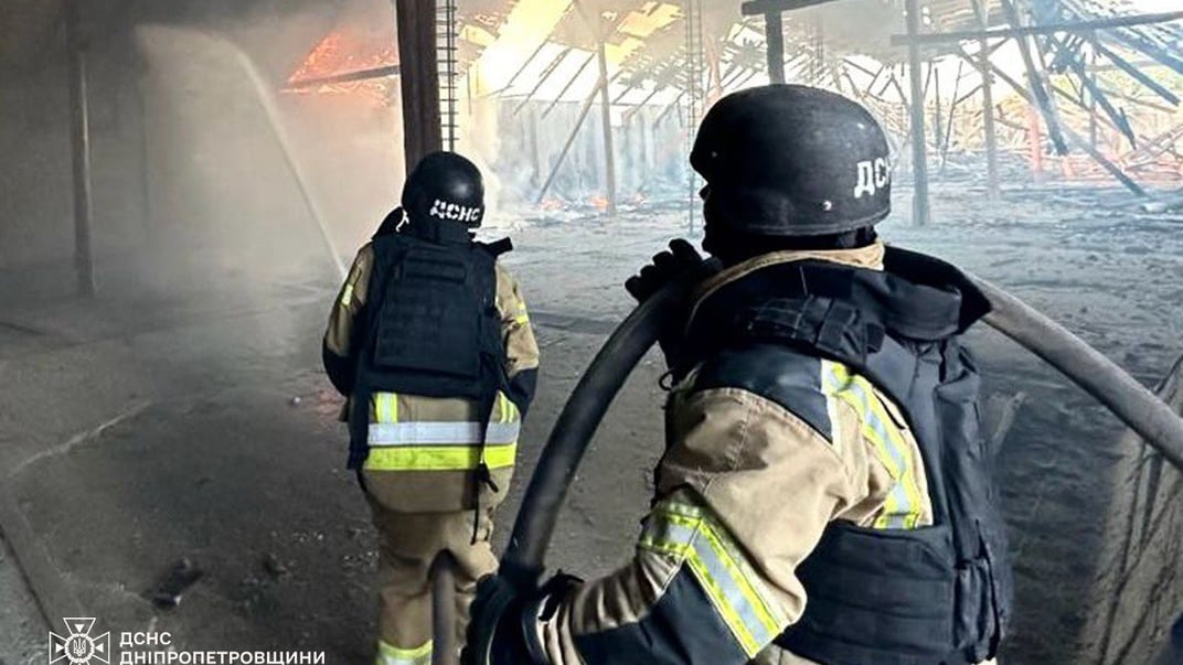 Рятувальники на місці нічного удару російського дрона по Дніпропетровщині Рятувальники на місці нічного удару російського дрона по Дніпропетровщині
