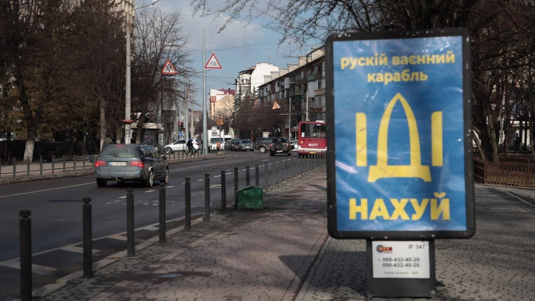 Ситилайт с надписью «Русский военный корабль — нах*й» на улице в Ивано-Франковске, 28 февраля 2022 года