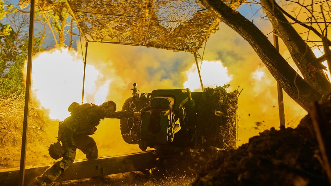 Украинский военнослужащий ведет огонь из пушки по российским позициям на передовой вблизи Бахмута, 5 июля 2023 года