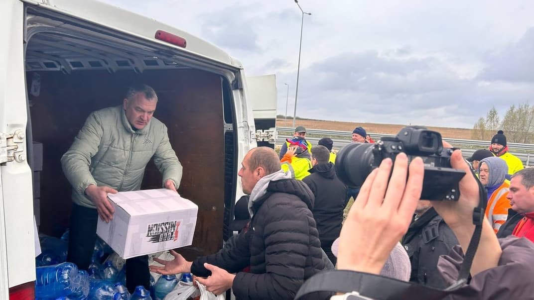 Водіям на кордоні підвозять воду, продукти, пальне та ліки