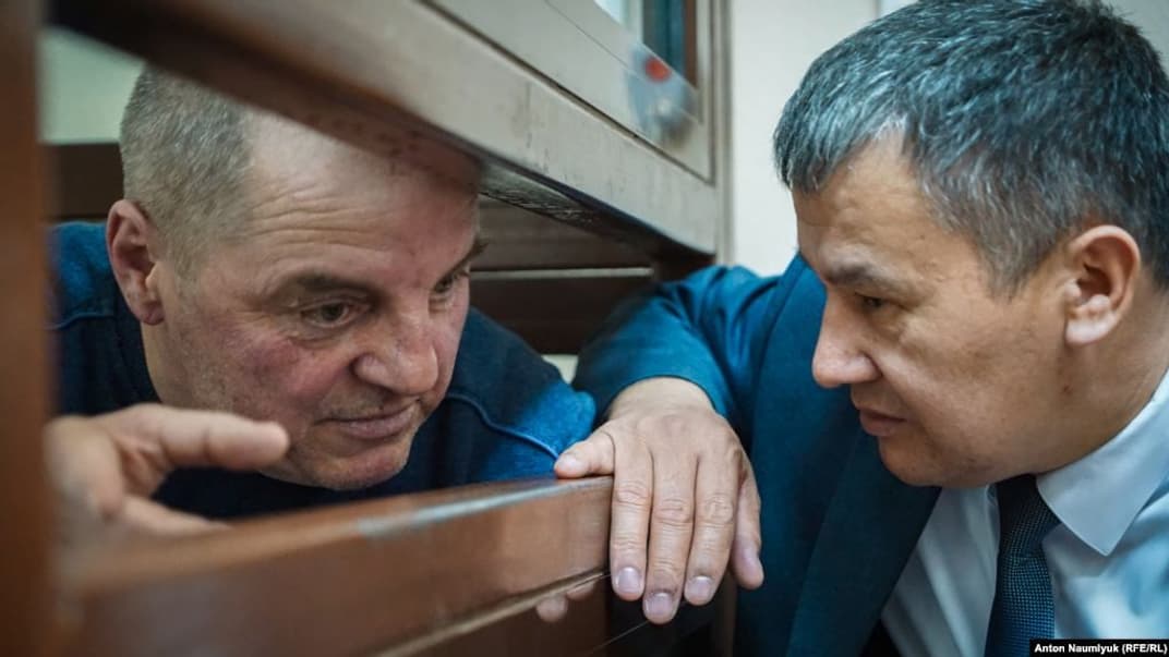 Крымскотатарский активист Эдем Бекиров (слева) и адвокат Ислям Велиляев (справа)