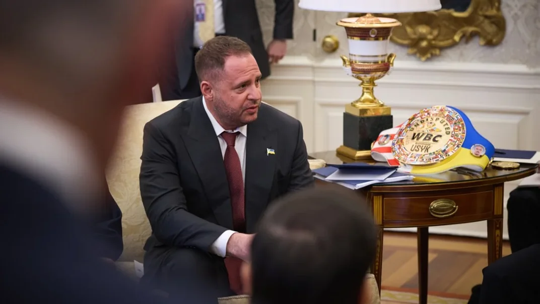 Пояс боксера Олександра Усика лежить на столі під час зустрічі представників України та США у Білому домі Пояс боксера Олександра Усика лежить на столі під час зустрічі представників України та США в Білому домі