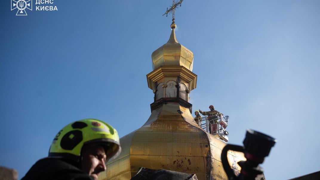 Рятувальники гасять займання на даху собору Києво-Печерської лаври, 15 червня 2026 року