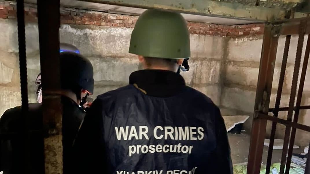 Правоохоронці оглядають підвальне приміщення у смт Козача Лопань, де під час окупації російська армія катувала людей