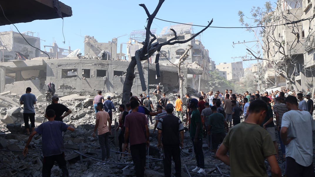 Палестинці оглядають пошкодження після ізраїльського удару по табору Аль-Бурейдж у Секторі Гази, 4 липня 2025 року