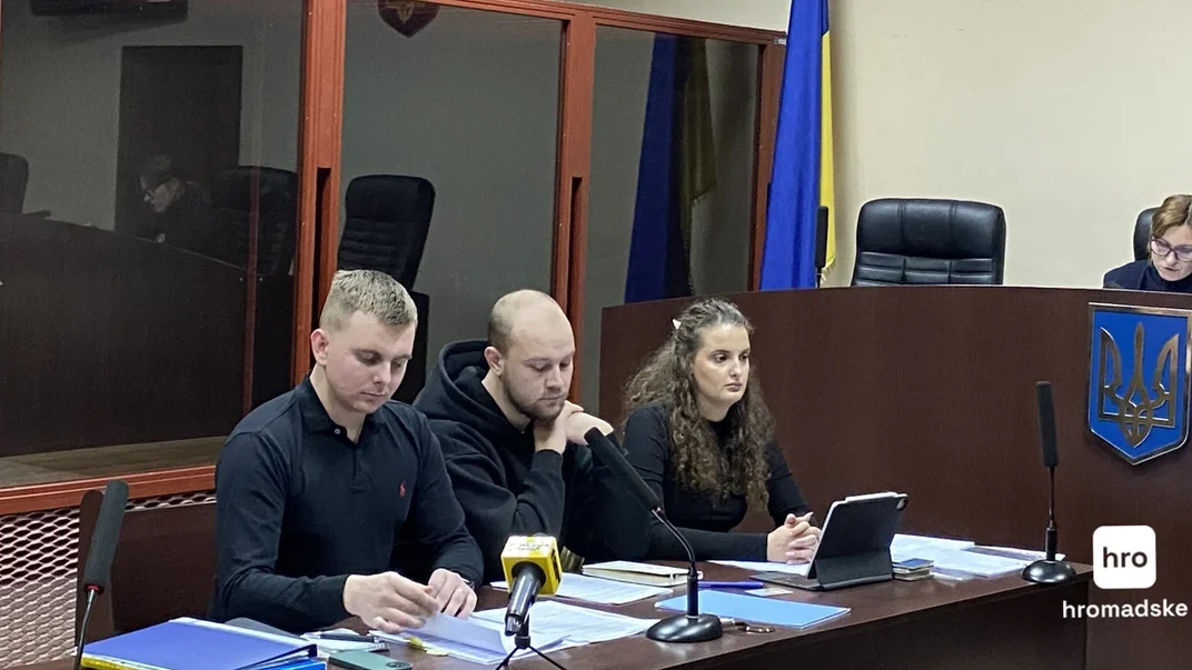 Сергій Гнезділов у залі суду зі своїми адвокатами