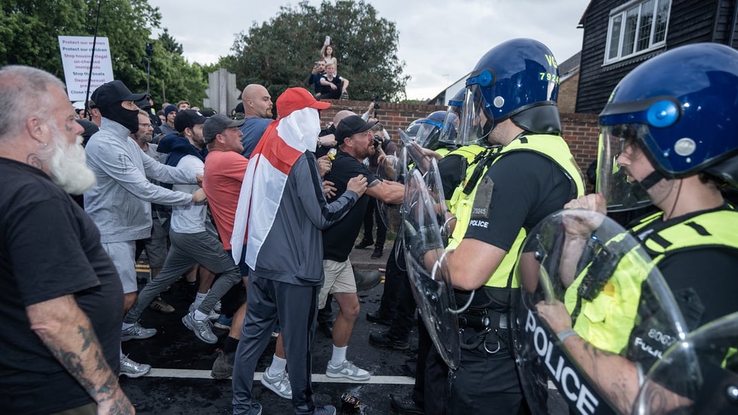 Ультраправі протестувальники навпроти кордону поліції у місті Еппінг, 17 липня 2024 року