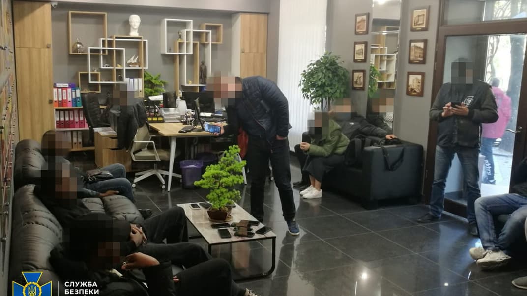 СБУ разоблачила схему, благодаря которой в Украине незаконно легализовали более 3 тысяч иностранцев