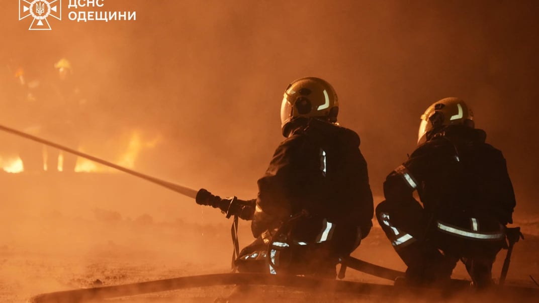 Пожарные тушат возгорание в Одессе после российской атаки, 11 марта 2025 года
