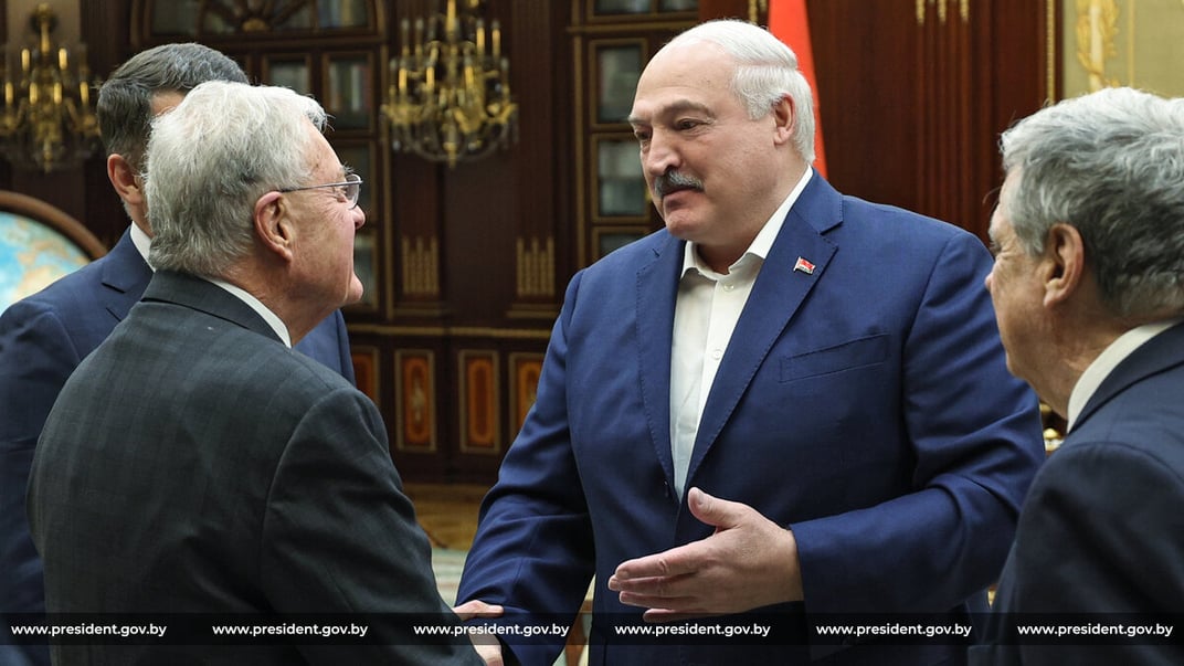 Самопроголошений президент Білорусі Олександр Лукашенко  тисне руку спецпосланцю президента США щодо України Кіту Келлогу