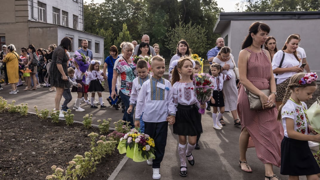 Ілюстративне фото. Батьки приводять дітей до підземної школи на перший день навчання в Харкові, 2 вересня 2024 року