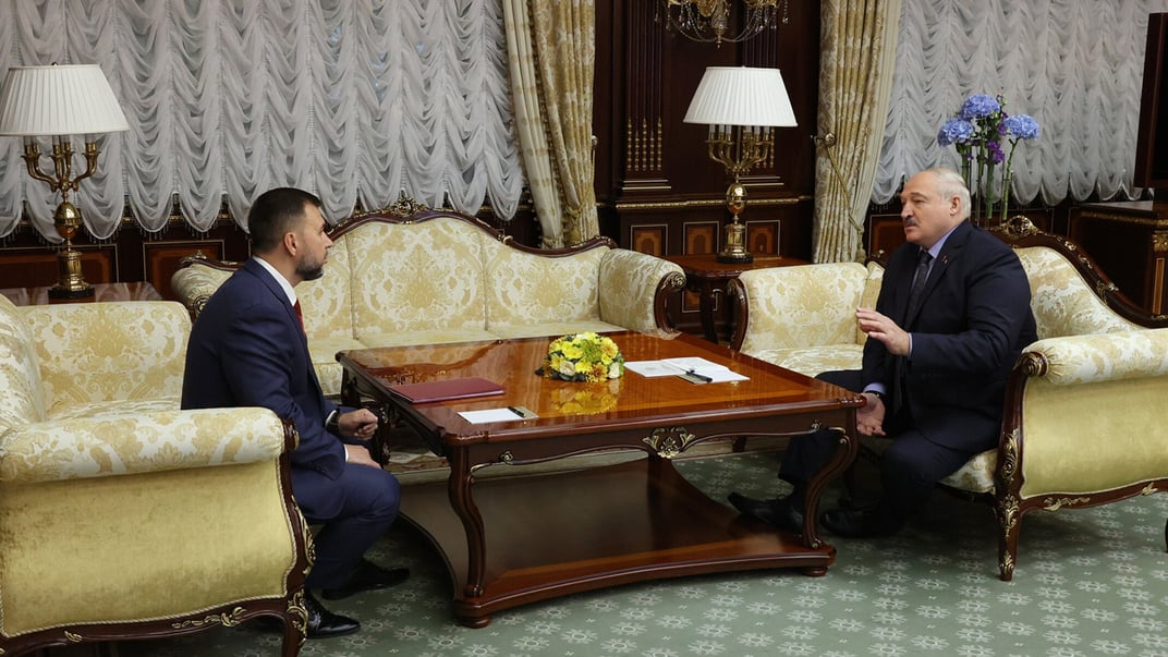 Самопровозглашенный президент Беларуси Александр Лукашенко разговаривает с представителем российской оккупационной администрации на территории Донецкой области денисом пушилиным