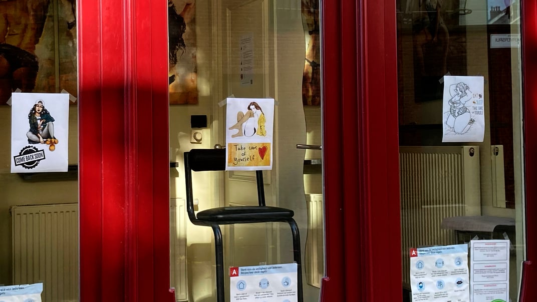 Пустое кресло в кабинке секс-работника в Антверпене, Бельгия