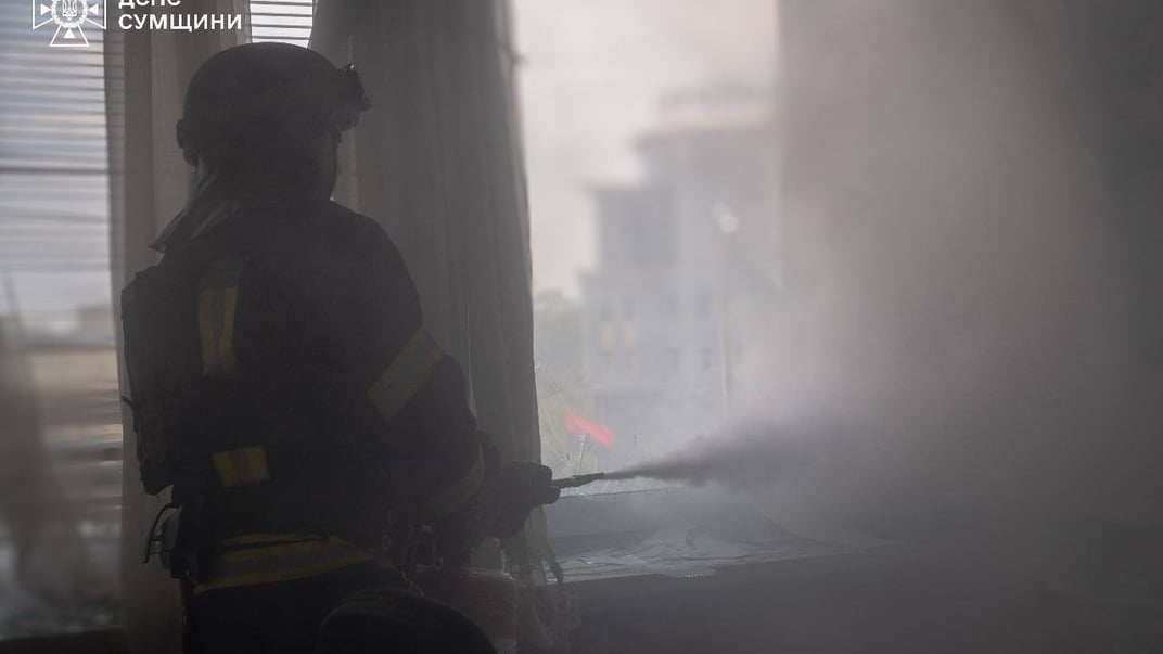 Рятувальник працює у Сумах після атаки рф, 7 версеня 2025 року