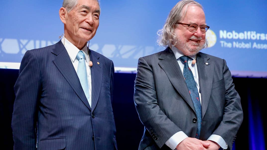 Лауреати Нобелівської премії з фізіології та медицини імунологи Тасука Хондзьо (ліворуч) та Джеймс Еллісон в Каролінському інституті у Стокгольмі, Швеція, 7 грудня 2018