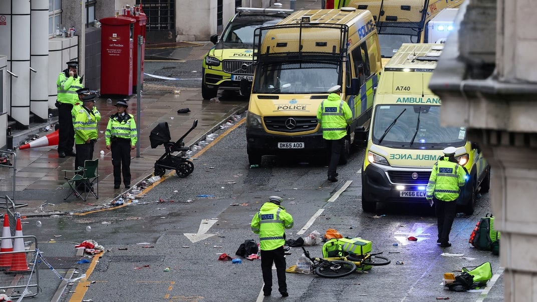 Поліціянти обстежують місце події в Ліверпулі, де авто в’їхало в пішоходів