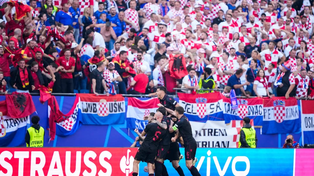 Гравці збірної Албанії святкують другий забитий гол під час матчу з Хорватією