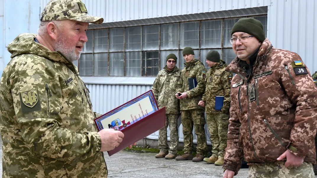 Колишній командир 415 стрілецького батальйону 23 ОМБр Ілля Лапін Ілюстративне фото. Ліворуч — колишній командир 415 стрілецького батальйону 23 ОМБр Ілля Лапін