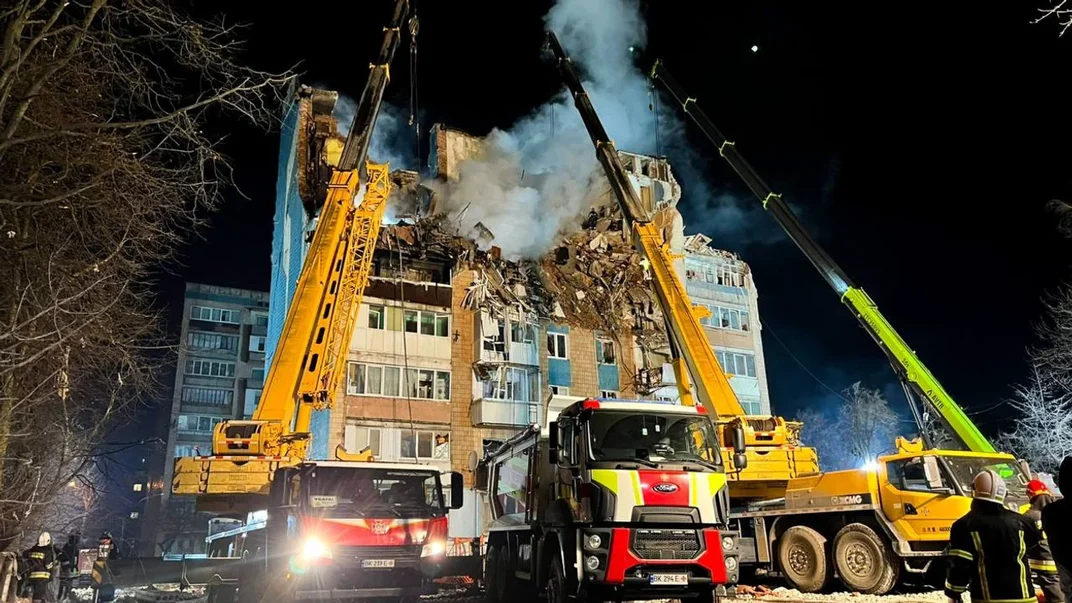 Один із будинків після російського удару в Тернополі