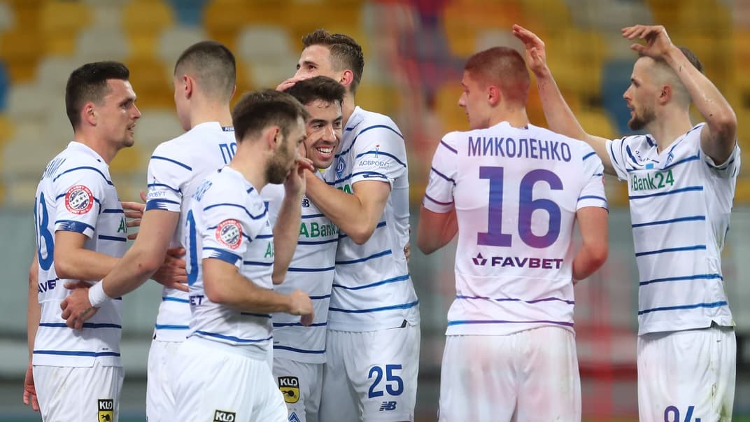 Футболисты «Динамо» празднуют гол в ворота «Шахтера» в матче чемпионата Украины