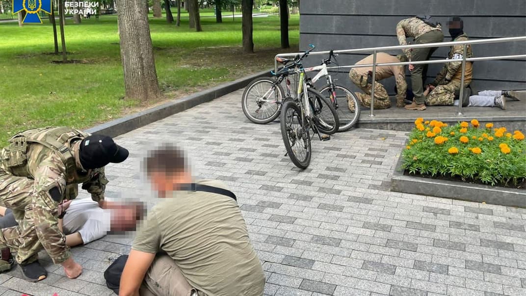 За даними правоохоронців, чоловіки їздили на велосипедах по місту й області та збирали дані про місця розташування підрозділів ЗСУ