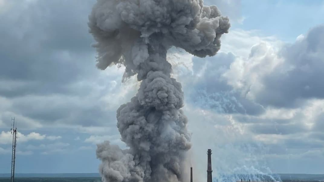 Столб дыма после взрыва на заводе в Московской области рф, 9 августа 2023 года