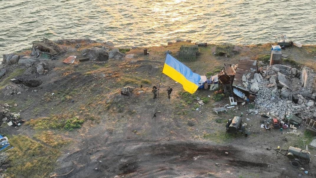 Українські військові встановлюють державний прапор на деокупованому острові Зміїний, 7 липня 2022 року