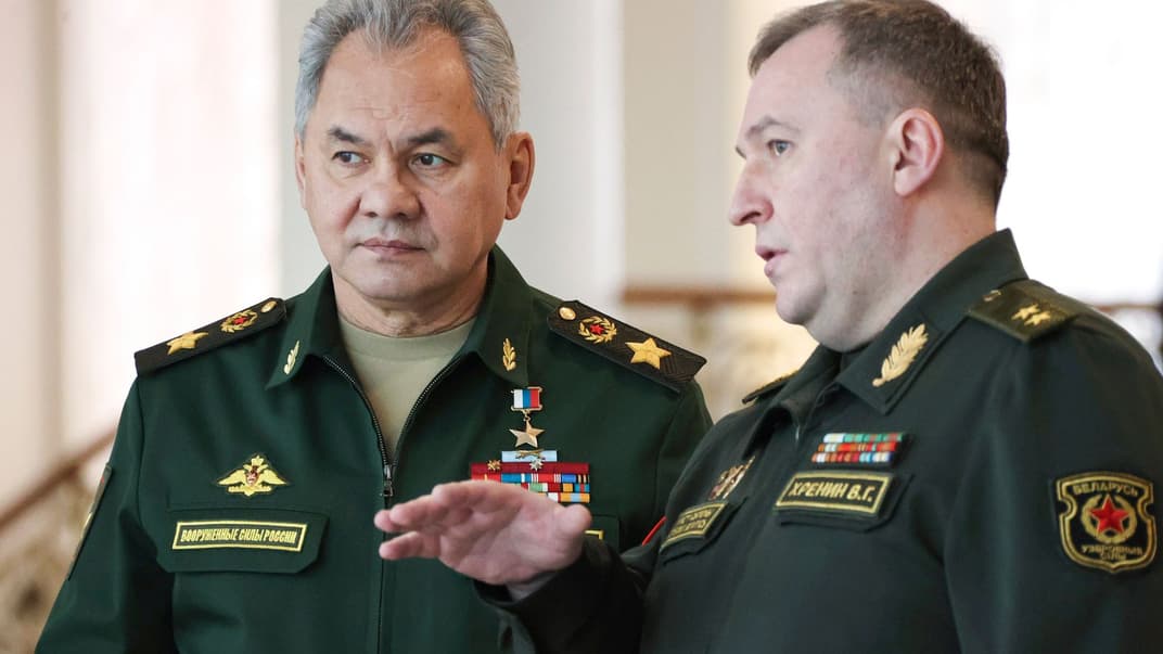 Ілюстративне фото. Міністр оборони рф сергій шойгу (ліворуч) та міністр оборони Білорусі Віктор Хрєнін, 3 лютого 2022 року