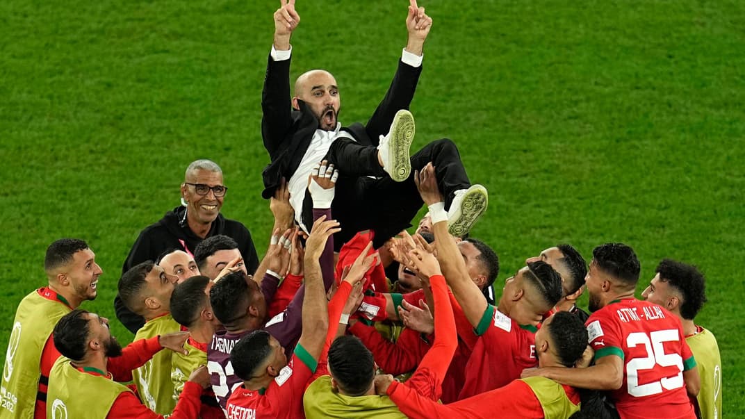 Головного тренера збірної Марокко Валіда Реграгі підкидають у повітря після матчу 1/8 фіналу Чемпіонату світу з футболу між Марокко та Іспанією, Катар, 6 грудня 2022 року