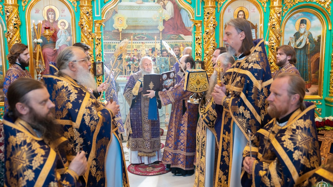 Ілюстративне фото. Митрополит УПЦ (МП) Онуфрій очолює богослужіння свята Винесення Хреста Господнього та мучеників Маккавеїв