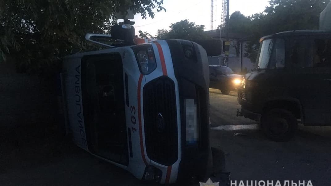 У Дніпрі вантажівка зіткнулася зі швидкою: постраждали п'ятеро людей